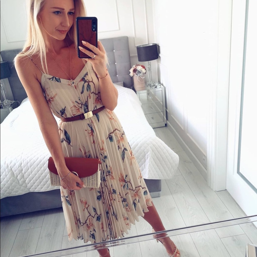 Last 👌🏻MNG floral print pleated dress bloggers fav